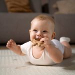 בקיעת שיניים בגיל 3 חודשים – כל מה שצריך לדעת